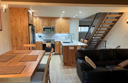 Carnelian Woods Condominio | Tahoe condo with hot tub, central AC, fireplace, gas grill & balcony