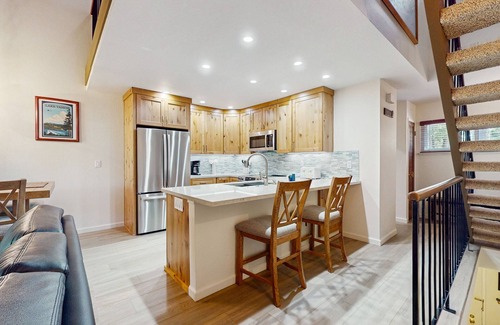 Carnelian Woods Condominio | Tahoe condo with hot tub, central AC, fireplace, gas grill & balcony