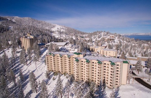 Tahoe Village Villa | ¡Buena ubicación! Condominio tranquilo + espacioso con piscina, acceso al jacuzzi