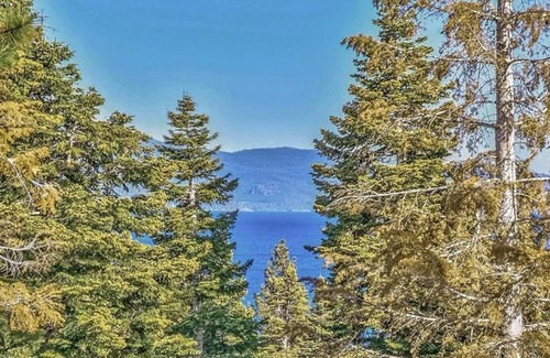 Carnelian Woods Casa | Hora de Tahoe: 2 dormitorios, 1. 5 BA Townhouse en Carnelian Bay, para 6 personas