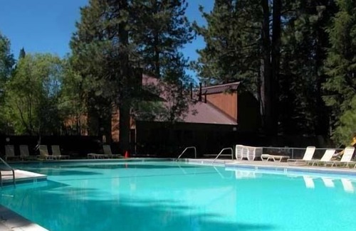 Carnelian Woods Casa | Hora de Tahoe: 2 dormitorios, 1. 5 BA Townhouse en Carnelian Bay, para 6 personas