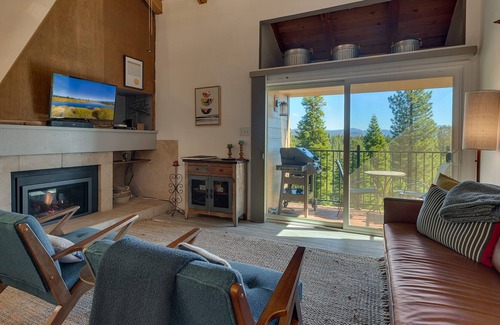 Carnelian Woods Casa | Hora de Tahoe: 2 dormitorios, 1. 5 BA Townhouse en Carnelian Bay, para 6 personas