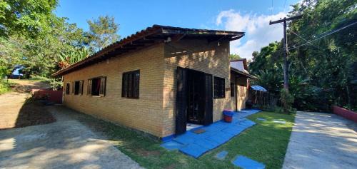 Prumirim Casa | Tahoma Chale Rustico côr Café e vermelho Prumirim Paraiso