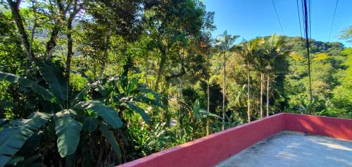 Prumirim Casa | Tahoma Chale Rustico côr Café e vermelho Prumirim Paraiso