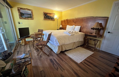 Carnelian Woods Cama Y Desayuno | TaHome: Cozy, Private 2BR Hotel-Style Suite Nestled in Nature next to Lake Tahoe