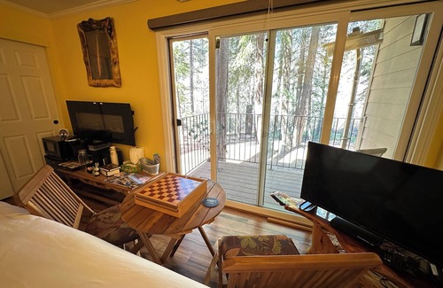 Carnelian Woods Cama Y Desayuno | TaHome: Cozy, Private 2BR Hotel-Style Suite Nestled in Nature next to Lake Tahoe