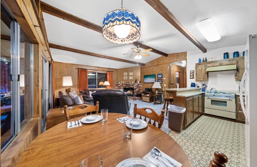 Palm Springs Cabina | Tahquitz Chalet: Pet Friendly, Retro Chic Cabin with Lily Rock Views