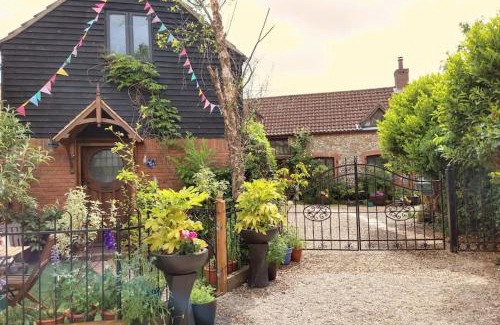 Stalham Casa | TAIL END: Bijoux Broads & Beach Base! Now with TV!