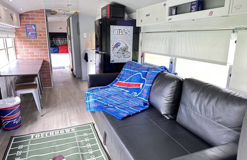 Black Creek Alquiler De RV | Tailgating Bus on Ischua Creek @ Campground Adventures