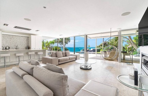 Hauraki Casa | Takapuna Clifftop with Pool & Hot Tub