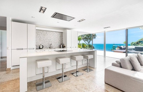 Hauraki Casa | Takapuna Clifftop with Pool & Hot Tub