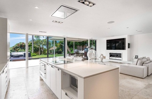 Hauraki Casa | Takapuna Clifftop with Pool & Hot Tub