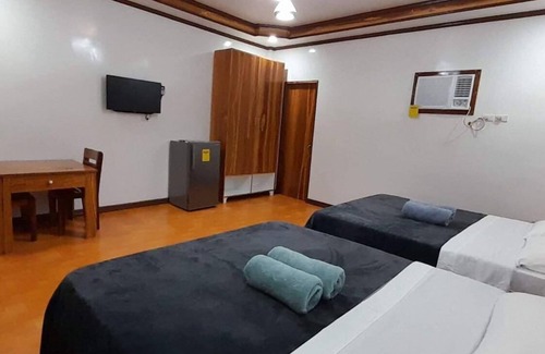 Catangnan Complejo | Takbo Beach Resort - Cabana 2- Two Queen Size Beds with amenities