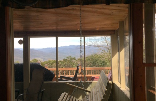 Rabun Gap Cabina | "Take A Paws" con una vista panorámica de largo alcance, conveniente para la ciudad y que admite mascotas