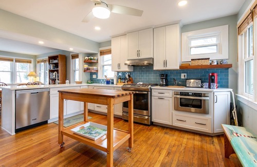 Annapolis Cabaña | Take a Water Taxi to Downtown Annapolis from Beachfront home, Dogs OK