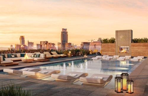 Rainey Street Historic District Apartamento | Take in the views with 1BR plus Rooftop pool