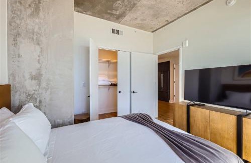 Rainey Street Historic District Apartamento | Take in the views with 1BR plus Rooftop pool