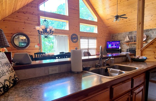 Clinton Cabina | Take it easy and take in the view! Get Away on Greers Ferry Lake-Shirley, AR