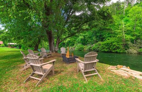 Blue Ridge Casa | Take Me to the River - Toccoa River - Riverfront On Toccoa River, Easy Fishing Access, Hot Tub, Hammock, Fire Pit, Large Front Y