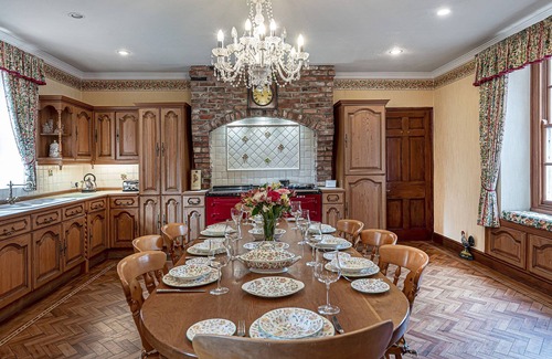 Llanfairpwllgwyngyll Casa | TAL GWYNEDD, pet friendly, luxury holiday cottage in Newborough