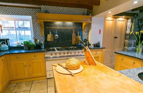 Bangor Cabaña | Tal y Bont Farm - a remote that sleeps 30 guests in 14 bedrooms