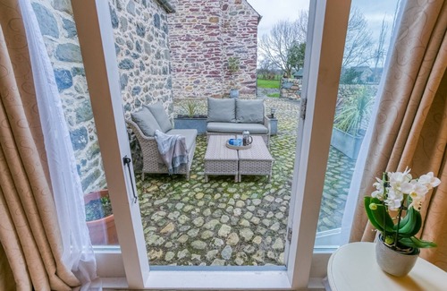 Bangor Apartamento | Tal Y Bont Uchaf Cottage - a dog that sleeps 2 guests in 1 bedroom