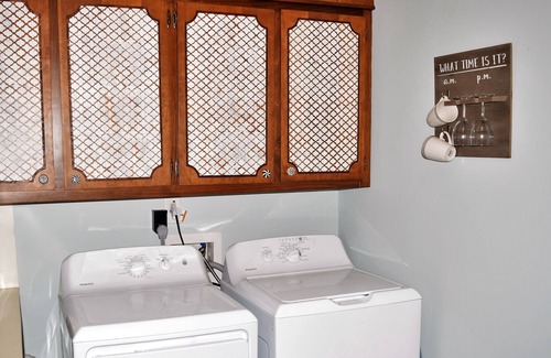 Lincolnton Apartamento | Talk of the Town (Up) - Walk to Shopping & Restaurants