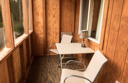 Susitna North Cabina | Talkeetna Wilderness Lodge - Studio Cabin #2 – Queen Bed