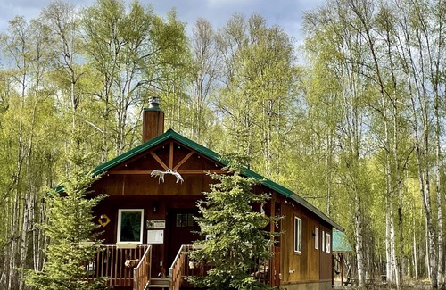 Susitna North Cabina | Talkeetna Wilderness Lodge - Studio Cabin #2 – Queen Bed