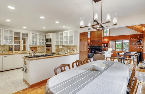 Stowe Casa | Talking Trees Lodge: 4 br, wood fireplace, deck, hot tub, garage!