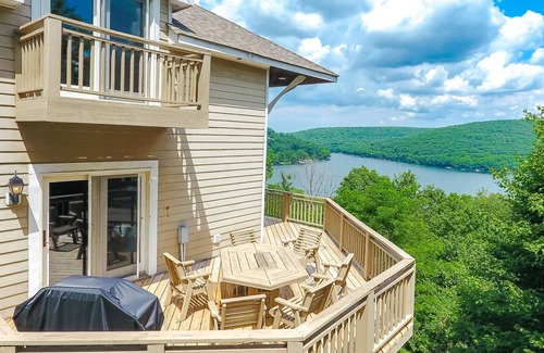 Mountainside Casa | Tall Castle- Lake Access Home w / Great Community Perks
