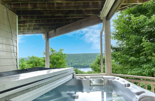 Mountainside Casa | Tall Castle- Lake Access Home w / Great Community Perks