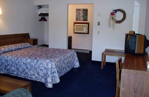 Lake George Hotel | Tall Pines Motel