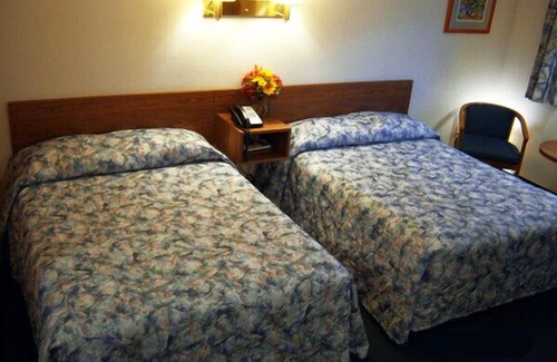 Lake George Hotel | Tall Pines Motel