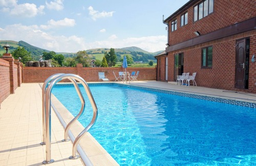 Llandyrnog Cabaña | TALL TREES, pet friendly, character holiday cottage in Llandyrnog