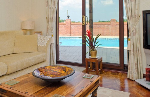 Llandyrnog Cabaña | TALL TREES, pet friendly, character holiday cottage in Llandyrnog