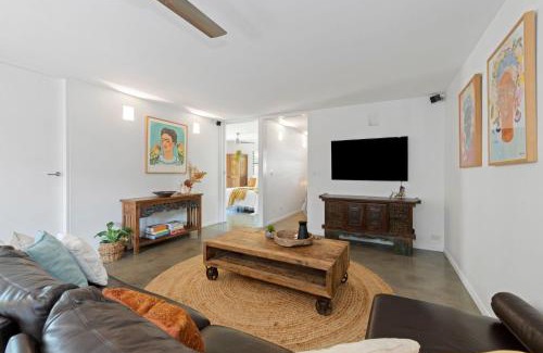 Suffolk Park Casa | Tallow Beach Retreat - welcoming pet-friendly unit