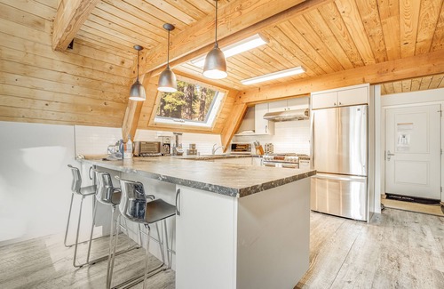 Tahoma Cabina | Tamarack by AvantStay | Remodeled Chamberlands! Full Beach / Pool Access!