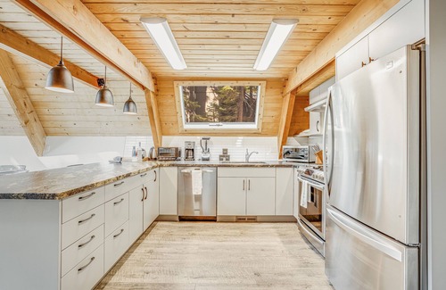 Tahoma Cabina | Tamarack by AvantStay | Remodeled Chamberlands! Full Beach / Pool Access!