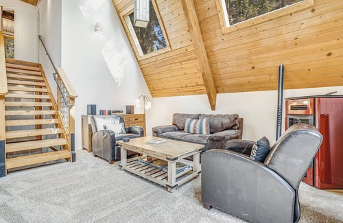 Tahoma Cabina | Tamarack by AvantStay | Remodeled Chamberlands! Full Beach / Pool Access!