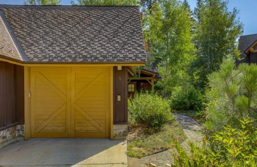 Tamarack Resort Casa | Tamarack Ski Resort Townhome - Elegant couple's retreat - Path to chairlift - Golf