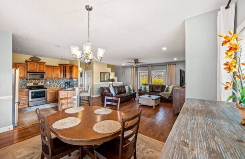Kodak Casa | Tami's Dream: 3BR w/Hot Tub + Grill + Games | Great Location!