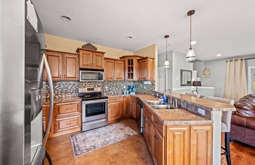 Kodak Casa | Tami's Dream: 3BR w/Hot Tub + Grill + Games | Great Location!