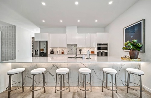 Arlington Park Casa | Tamiami Vice - Luxury Siesta Key Home with Heated Pool & Prime Location – Book Your Escape Today!