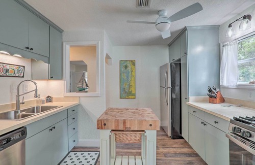 Safety Harbor Cabaña | Tampa Bay Area Cottage w/ Gas Grill and Fire Pit!