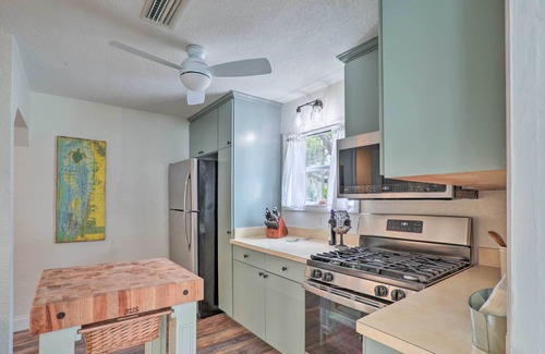 Safety Harbor Cabaña | Tampa Bay Area Cottage w/ Gas Grill and Fire Pit!
