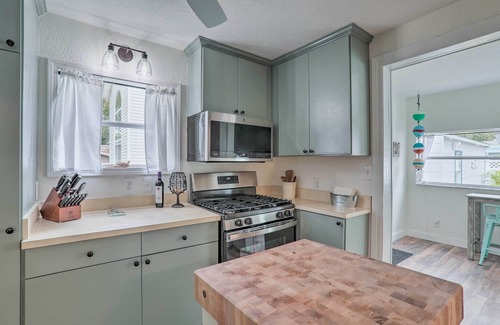 Safety Harbor Cabaña | Tampa Bay Area Cottage w/ Gas Grill and Fire Pit!