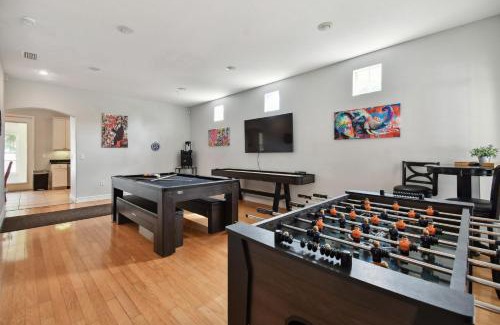 Sun Bay South Casa | Tampa "Good Times" Private Large House With GameRoom - Sleeps 12, 4bdr, 3bth, Great Location, Quiet Community, Backyard