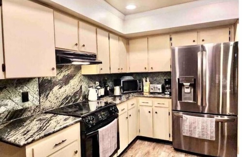 Greater Northdale Casa | Tampa Vacation Home - 3BR 10 PPL - Pool