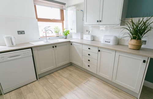 Bangor Cabaña | Tan y Bryn Bach - a snowdonia that sleeps 5 guests in 2 bedrooms